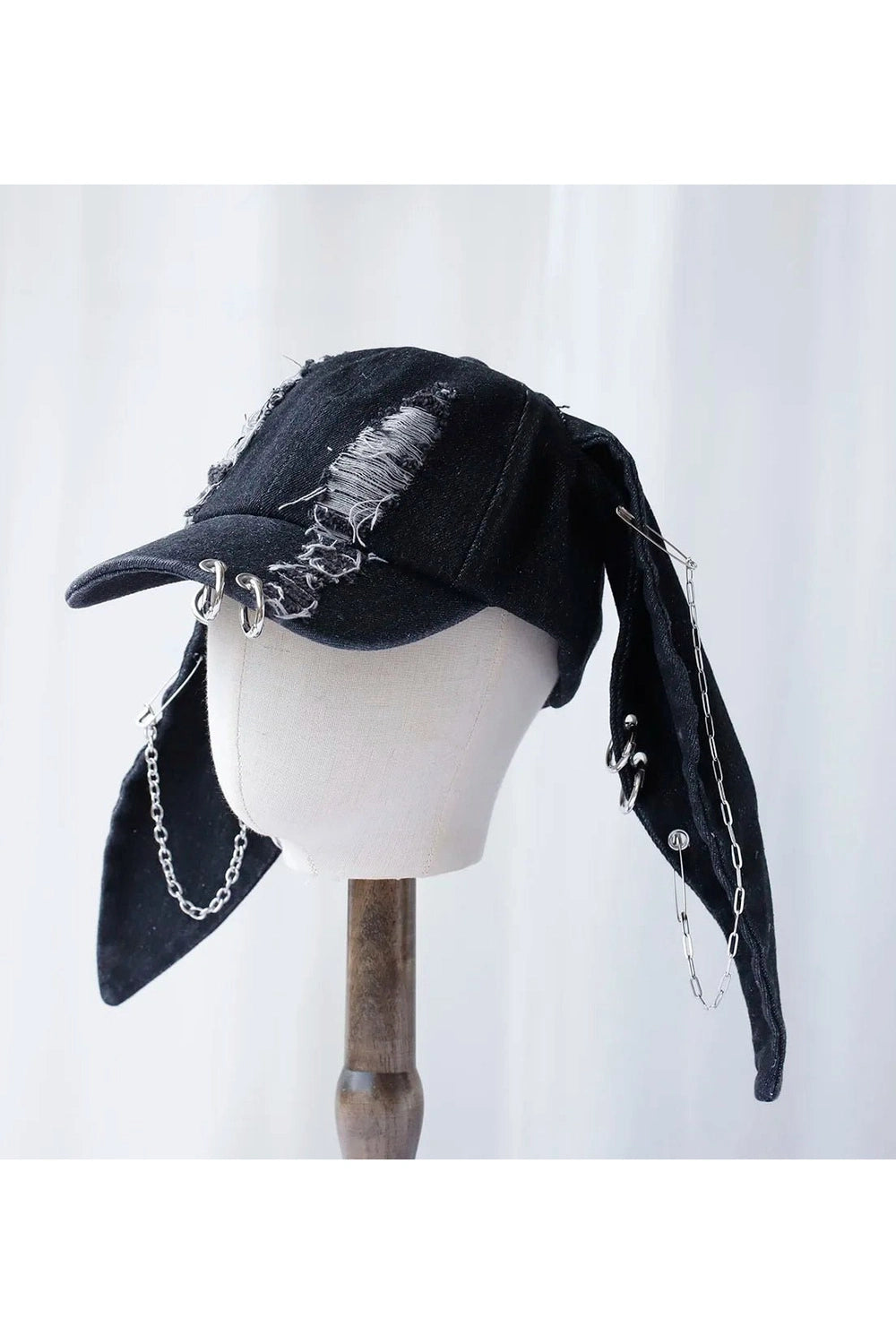 New Style Trends - Edgy Bunny Ear Chain Cap - Outfit Ideas New Style Trends - Edgy Bunny Ear Chain Cap - Outfit Ideas